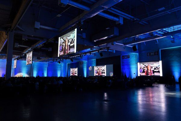 Painel de LED ou projetor: qual é melhor para o seu evento?