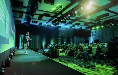 Tipos de refletores para palco: moving head, par LED e mais