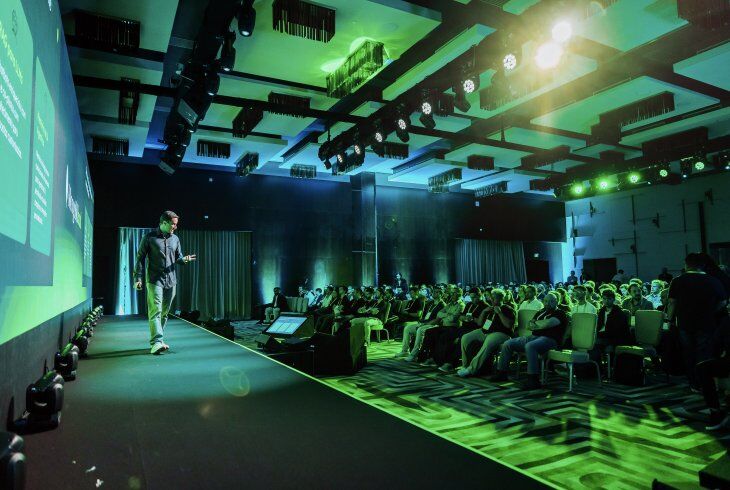 Tipos de refletores para palco: moving head, par LED e mais