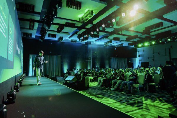 Iluminação para eventos corporativos: como valorizar palco e ambiente