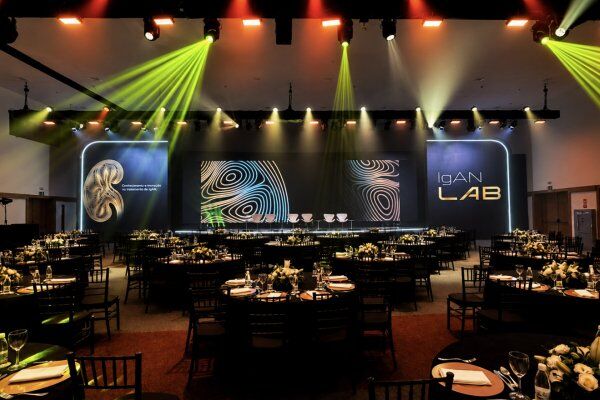 Iluminação para eventos corporativos: como valorizar palco e ambiente