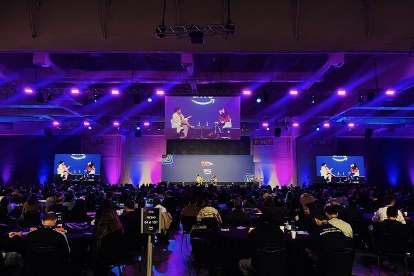Painel de LED ou projetor: qual é melhor para o seu evento?